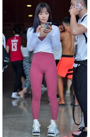 （套图）粉色紧身瑜伽裤美女(63P)