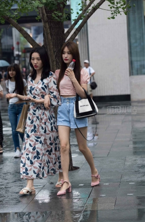 街拍粉色高跟粉衣美眉
