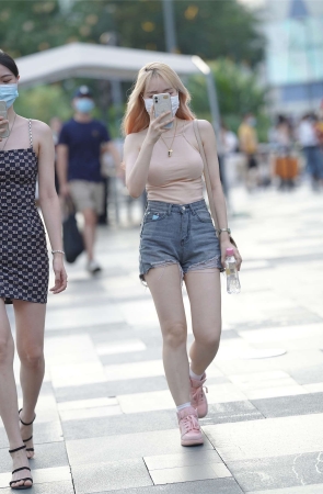 漂亮的吊带连体包臀裙美女