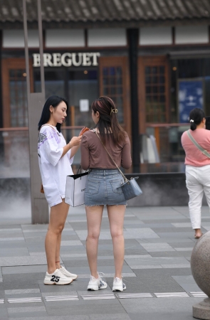 丰满牛仔短裙美女~