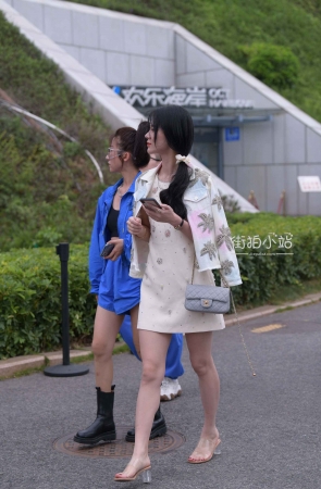 时尚白皙靓女