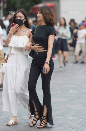 街拍黑衣黑裤长腿美女