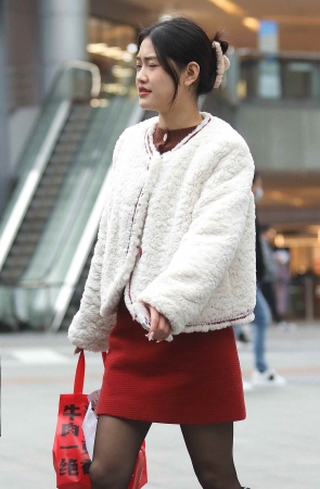 黑 丝短裙妹子