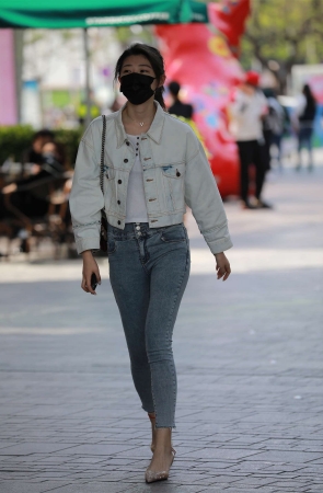 玻璃街拍作品 - 紧身牛仔裤小姐姐