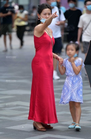 &摇曳红裙美女&