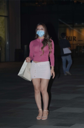 白色包臀裙美女