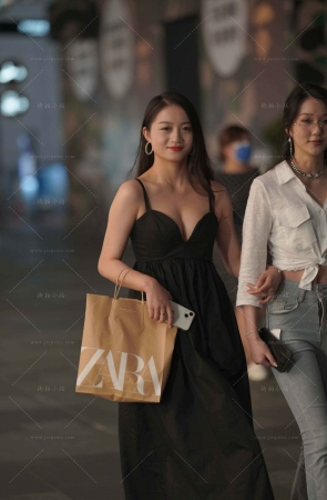 性感的黑色深V裙