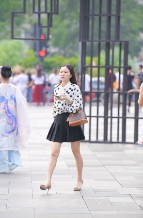 落落大方的美腿小姐姐