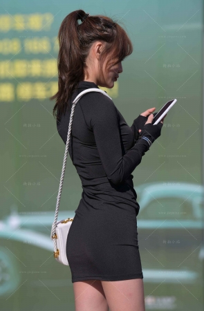 搭讪短裙美腿小姐姐