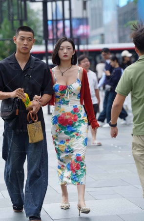 花花吊带裙美眉