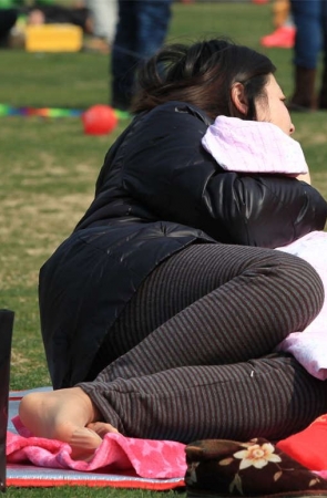 No598 难得一见的组合：上身棉被上阵+下身超薄丝足露出