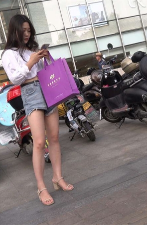 路边等车的高跟凉鞋妹子