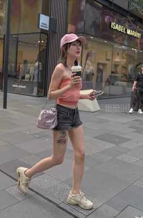 街拍热裤粉色鸭舌帽美妞