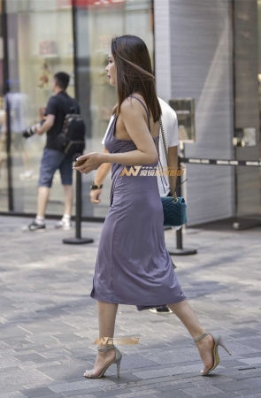 时尚性感的吊带裙美女