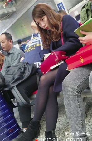 4k-候车室拍摄性感黑丝美腿小眼睛美眉