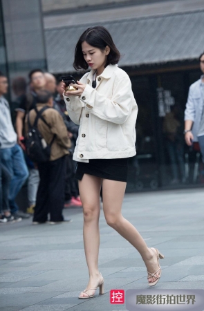 玩手机的长腿美女3A611[1.18G]