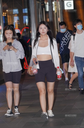 运动装女孩