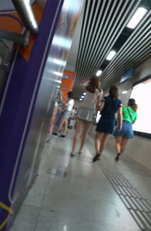 地铁站跟拍性感长腿休闲短裙短发漂亮美女