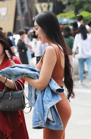 你把我灌醉--棕红色瑜伽裤美女模拍视频MJ124[2.76G]