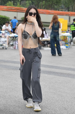 24728-26=43√性感俩闺蜜 14P