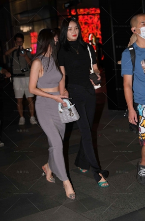 夜拍灰裙美女跟闺蜜