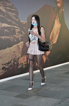 花色短裙纹身美背黑丝美腿