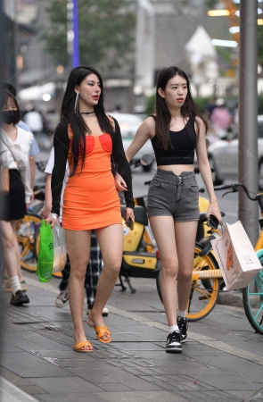 街拍灰色热裤美腿小姐姐