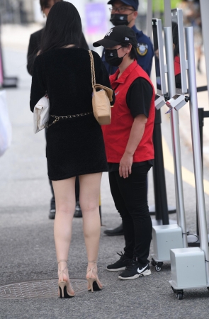 大白腿高跟美女