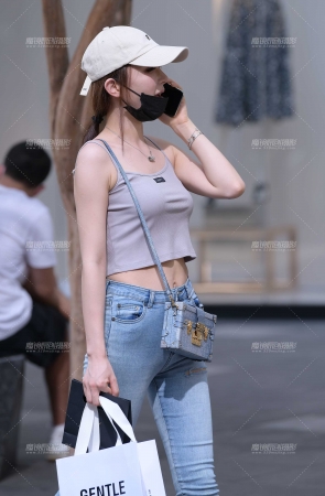 破洞紧牛小姐姐