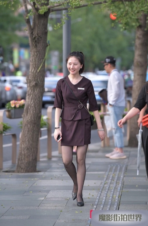 长腿黑丝棕色制服小姐姐3A2549[1.14G]