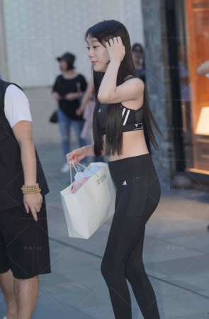 喜欢狗狗的黑色紧身裤小姐姐