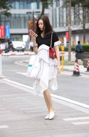 漂亮的白裙女孩