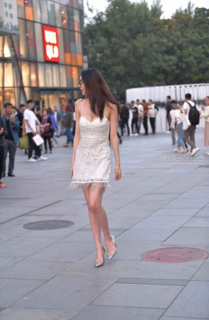 街拍低胸性感美女