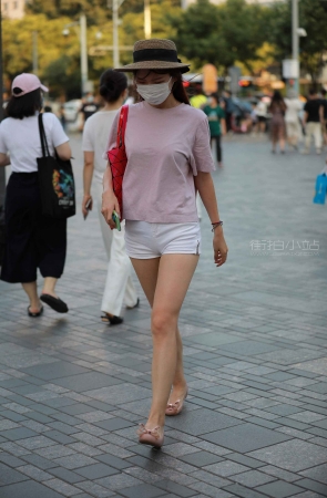 街拍白热牛小姐姐