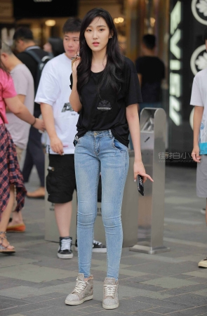 街拍清新秀气的蓝牛姑娘