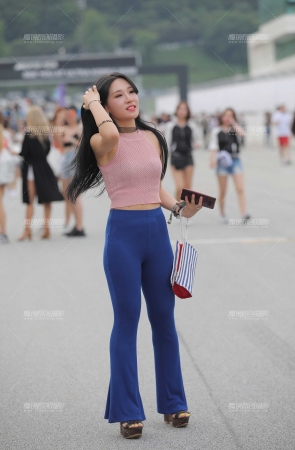蓝色喇叭裤美**