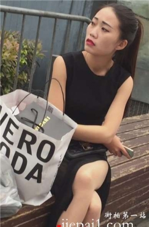 木椅子上休息的性感长腿红唇女神，肤白貌美。
