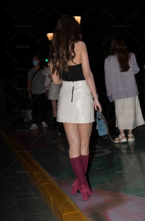 时尚的低胸装美女