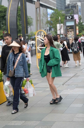 街拍绿色外套小姐姐