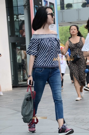 紧牛，露肩衫