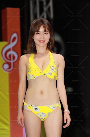 内衣泳衣走秀四位美眉 8P