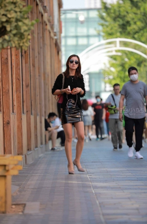 街拍性感的皮裙大长腿美女