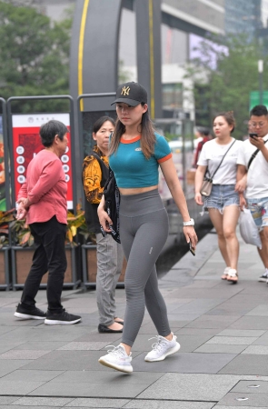健美裤女子