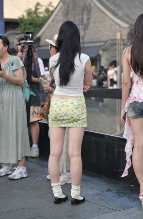 抓拍超短裙美腿小姐姐