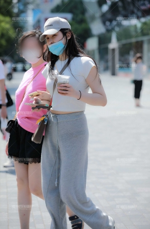 灰裤奶茶妹