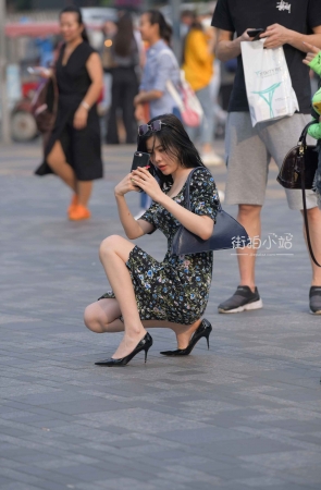 高跟花裙美女在拍照