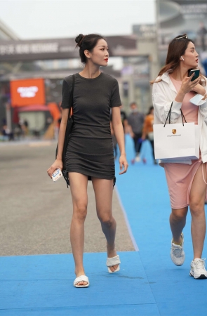 黑色紧身包臀裙