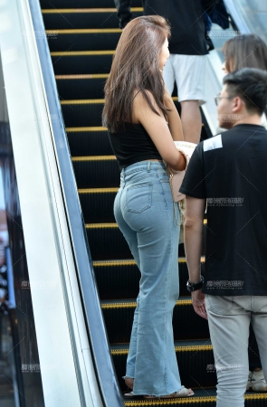 &人群中牛仔裤美女&