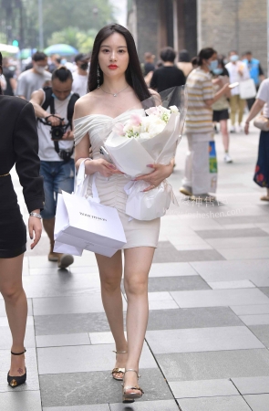 2263-26+116白皙美腿美少妇 18P