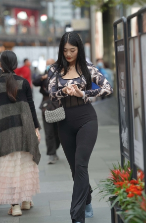 凯恩公爵街拍作品 紧身黑裤